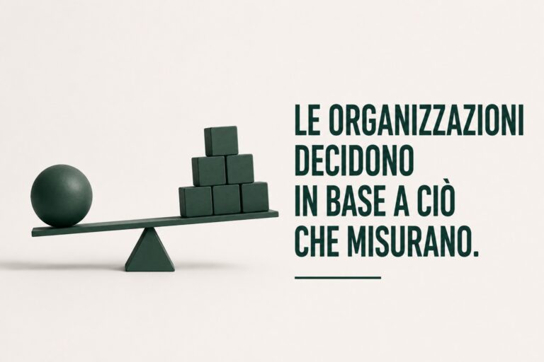 Bilancia in equilibrio tra una sfera singola e una pila di cubi impilati, su sfondo neutro.