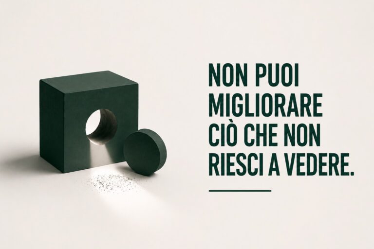 Cubo con un foro circolare e un cilindro corrispondente accanto, con luce e polvere che ne rivelano la forma nascosta.